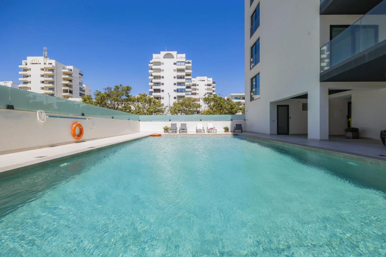 Stylish Modern Beachside Apartment With Pool & Seaview Quarteira Esterno foto